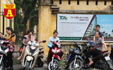 Thi THPT Quốc gia 2019: Phụ huynh sĩ tử bồn chồn chờ đợi trước cổng trường thi
