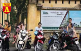 Thi THPT Quốc gia 2019: Phụ huynh sĩ tử bồn chồn chờ đợi trước cổng trường thi