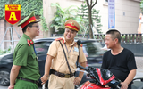 Thi THPT Quốc gia 2019: Phụ huynh sĩ tử bồn chồn chờ đợi trước cổng trường thi