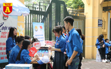 Thi THPT Quốc gia 2019: Phụ huynh sĩ tử bồn chồn chờ đợi trước cổng trường thi
