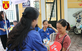 Thi THPT Quốc gia 2019: Phụ huynh sĩ tử bồn chồn chờ đợi trước cổng trường thi