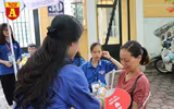 Thi THPT Quốc gia 2019: Phụ huynh sĩ tử bồn chồn chờ đợi trước cổng trường thi