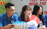 Thi THPT Quốc gia 2019: Phụ huynh sĩ tử bồn chồn chờ đợi trước cổng trường thi