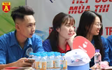 Thi THPT Quốc gia 2019: Phụ huynh sĩ tử bồn chồn chờ đợi trước cổng trường thi