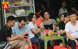 Thi THPT Quốc gia 2019: Phụ huynh sĩ tử bồn chồn chờ đợi trước cổng trường thi