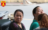 Thi THPT Quốc gia 2019: Phụ huynh sĩ tử bồn chồn chờ đợi trước cổng trường thi