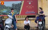 Thi THPT Quốc gia 2019: Phụ huynh sĩ tử bồn chồn chờ đợi trước cổng trường thi