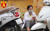 Thi THPT Quốc gia 2019: Phụ huynh sĩ tử bồn chồn chờ đợi trước cổng trường thi