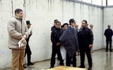 Xem cảnh sát Mỹ áp tải trùm ma túy khét tiếng El Chapo về trại biệt giam
