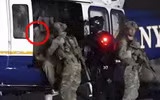 Xem cảnh sát Mỹ áp tải trùm ma túy khét tiếng El Chapo về trại biệt giam