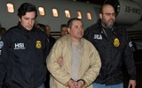 Xem cảnh sát Mỹ áp tải trùm ma túy khét tiếng El Chapo về trại biệt giam