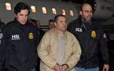Xem cảnh sát Mỹ áp tải trùm ma túy khét tiếng El Chapo về trại biệt giam