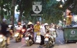 [Ảnh] Lòng đường Láng bị chiếm làm nơi dừng đỗ xe, bán hàng sai luật