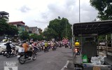 [Ảnh] Lòng đường Láng bị chiếm làm nơi dừng đỗ xe, bán hàng sai luật