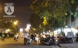 [Ảnh] Lòng đường Láng bị chiếm làm nơi dừng đỗ xe, bán hàng sai luật