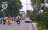 [Ảnh] Lòng đường Láng bị chiếm làm nơi dừng đỗ xe, bán hàng sai luật