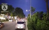 [Ảnh] Lòng đường Láng bị chiếm làm nơi dừng đỗ xe, bán hàng sai luật