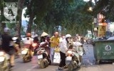 [Ảnh] Lòng đường Láng bị chiếm làm nơi dừng đỗ xe, bán hàng sai luật