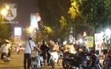 [Ảnh] Lòng đường Láng bị chiếm làm nơi dừng đỗ xe, bán hàng sai luật
