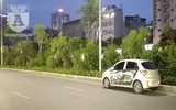 [Ảnh] Lòng đường Láng bị chiếm làm nơi dừng đỗ xe, bán hàng sai luật
