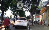 [Ảnh] Lòng đường Láng bị chiếm làm nơi dừng đỗ xe, bán hàng sai luật