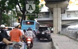 [Ảnh] Lòng đường Láng bị chiếm làm nơi dừng đỗ xe, bán hàng sai luật