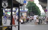[Ảnh] Lòng đường Láng bị chiếm làm nơi dừng đỗ xe, bán hàng sai luật