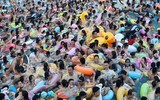 Hàng nghìn người chen nhau trong bể bơi 