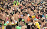 Hàng nghìn người chen nhau trong bể bơi 