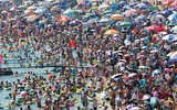 Hàng nghìn người chen nhau trong bể bơi 