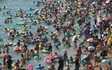 Hàng nghìn người chen nhau trong bể bơi 