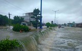 [ẢNH] Phú Quốc ngập lịch sử: Người dân chật vật di tản, giao thông chia cắt