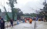 [ẢNH] Phú Quốc ngập lịch sử: Người dân chật vật di tản, giao thông chia cắt