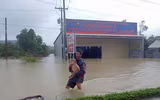 [ẢNH] Phú Quốc ngập lịch sử: Người dân chật vật di tản, giao thông chia cắt