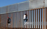 Cận cảnh bức tường biên giới Mexico - Mỹ của Tổng thống Donald Trump