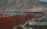 Cận cảnh bức tường biên giới Mexico - Mỹ của Tổng thống Donald Trump
