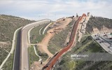 Cận cảnh bức tường biên giới Mexico - Mỹ của Tổng thống Donald Trump