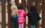 Cận cảnh bức tường biên giới Mexico - Mỹ của Tổng thống Donald Trump