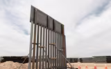 Cận cảnh bức tường biên giới Mexico - Mỹ của Tổng thống Donald Trump