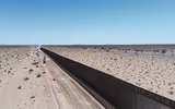 Cận cảnh bức tường biên giới Mexico - Mỹ của Tổng thống Donald Trump