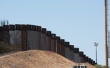 Cận cảnh bức tường biên giới Mexico - Mỹ của Tổng thống Donald Trump