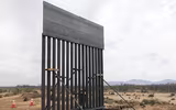 Cận cảnh bức tường biên giới Mexico - Mỹ của Tổng thống Donald Trump