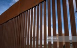 Cận cảnh bức tường biên giới Mexico - Mỹ của Tổng thống Donald Trump