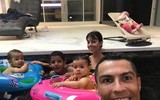Ronaldo bật khóc hé lộ cuộc sống nổi tiếng 