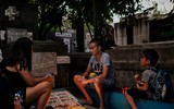 Dân nghèo Philippines chen chúc 