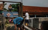 Dân nghèo Philippines chen chúc 