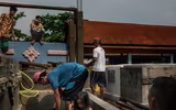 Dân nghèo Philippines chen chúc 
