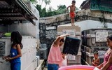 Dân nghèo Philippines chen chúc 