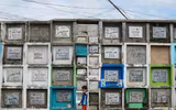 Dân nghèo Philippines chen chúc 