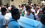 Dân nghèo Philippines chen chúc 